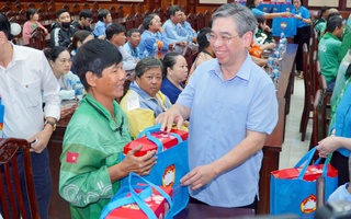 Tặng thẻ BHYT giúp đoàn viên, người lao động giảm bớt khó khăn khi khám chữa bệnh