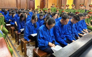 Hình ảnh 100 bị cáo hầu tòa tại TPHCM trong vụ "bão" phiếu thử nghiệm giả