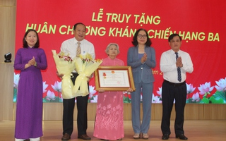 Truy tặng Huân chương kháng chiến hạng Ba cho liệt sĩ Trần Văn Tư