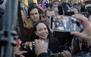 Ông Donald Trump nói gì khi được tặng huy chương Nobel Hòa bình?