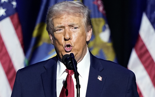 Ông Donald Trump quyết định dừng tấn công Iran đúng phút chót?