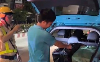 CSGT Tây Ninh chặn ô tô công nghệ và phát hiện bí mật trong cốp xe