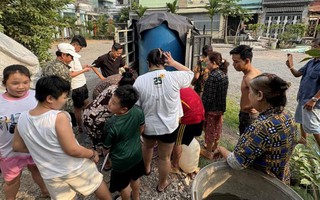 Nhiều người ở Đồng Nai "rồng rắn" xếp hàng chờ từng xô nước 