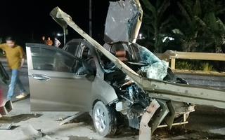 VIDEO: Ô tô tông vào lan can đường vỡ nát, tài xế lành lặn cầm điện thoại ra khỏi xe