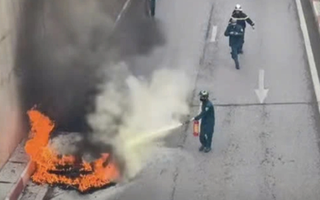 Xe ô tô Audi bốc cháy ngùn ngụt tại hầm chui