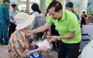 Chăm sóc sức khỏe miễn phí cho người cao tuổi, người yếu thế