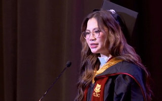 Tân khoa 40 tuổi bật khóc trong ngày tốt nghiệp