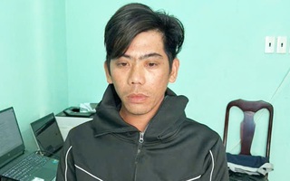 Nam thanh niên bị chém suýt chết vì treo 2 cây dao trên xe máy