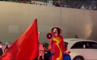 Công an vào cuộc vụ người phụ nữ hô hào đám đông đua xe sau trận thắng của đội tuyển U23