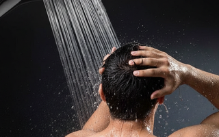 Ngày nắng, đêm lạnh và rủi ro từ thói quen tắm khuya