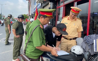 Xử lý nhiều hàng quán, người dân lấn chiếm vỉa hè, lòng đường Lê Văn Việt, TPHCM