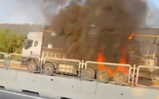 Cháy xe tải trên tuyến cao tốc Cam Lâm – Vĩnh Hảo, giao thông ùn ứ
