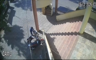 CLIP: Người phụ nữ báo công an bị trộm 800 tờ vé số và thẻ cào trúng thưởng