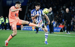 Barcelona thua cay đắng ở San Sebastian, nóng cuộc đua La Liga