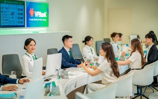 Không chỉ lãi khủng, ngân hàng này còn tăng lương rất mạnh cho nhân viên