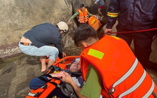 Ứng cứu kịp thời hai du khách nước ngoài bị sóng cuốn trôi