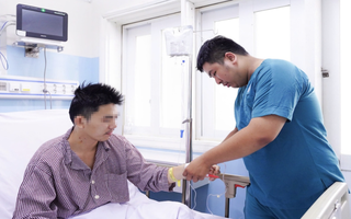 Nam nhân viên văn phòng ngừng tim khi đang chơi cầu lông