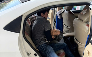 CSGT TPHCM hỗ trợ đưa người đàn ông đi cấp cứu