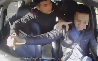 Clip hành khách đâm tài xế taxi khi đang lái xe: Công an truy tìm "Tý hai lầu"