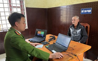 Người đàn ông mang theo bao tải, dùng xà beng cạy phá hòm công đức