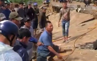 NÓNG: Sập bờ kè sông Ba, 4 người tử vong