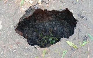 Điều bất thường xuất hiện giữa Quốc lộ 9B ở Quảng Trị