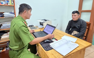 Công an làm việc với "Tý hai lầu" trong vụ dùng đũa đâm tài xế taxi khi đang lái xe