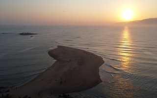 Cồn cát lạ xuất hiện ở cửa biển Nha Trang thu hút du khách tham quan