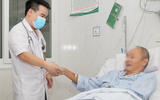 Người đàn ông đổ gục trên sân khi đang chơi tennis