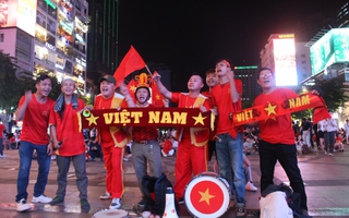 TPHCM: Phố đi bộ Nguyễn Huệ "rực lửa", tiếp sức cho U23 Việt Nam