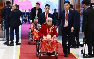 Các Mẹ Việt Nam Anh hùng, khách quốc tế dự khai mạc Đại hội XIV của Đảng