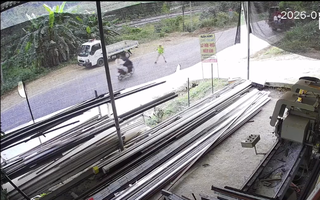 VIDEO: Xe máy chở ba người lao thẳng vào CSGT, một thượng úy bị thương nặng