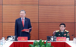 Đại biểu làm việc tại Đoàn, thảo luận các Văn kiện Đại hội XIV của Đảng