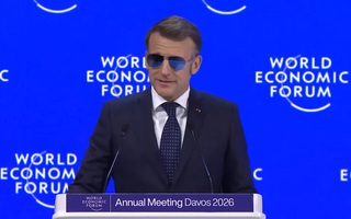 Tổng thống Pháp đeo kính mát, đáp trả Mỹ tại Davos