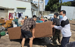 CLIP: Cả trăm người dân chung tay di chuyển đồ đạc khỏi đám cháy kho hàng