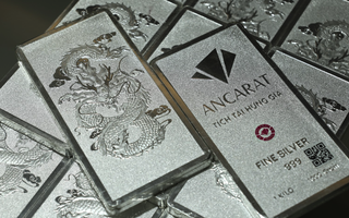 Bạc lập đỉnh mới, người dân rút tiết kiệm, xếp hàng đến 9 giờ tối chờ mua