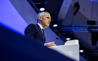 Thủ tướng Canada: "Nếu bạn không ngồi ở bàn tiệc, bạn sẽ có tên trong thực đơn"