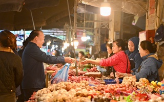 Cục trưởng đi kiểm tra hàng Tết, trực tiếp mua sản phẩm tại chợ