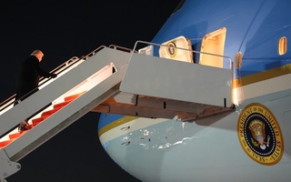 Máy bay chở Tổng thống Donald Trump gặp sự cố, quay trở lại căn cứ