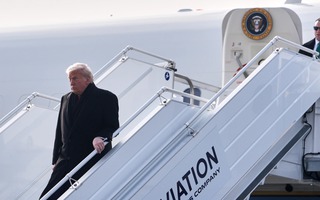 Ông Donald Trump đến Thụy Sĩ, nhiều người xếp hàng dài chờ ông phát biểu