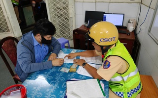 CSGT TPHCM tịch thu xe người đàn ông vi phạm 3 lỗi