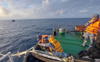 Khánh Hòa: Cứu 8 ngư dân bị thả trôi, nỗ lực tìm 8 ngư dân khác mất tích