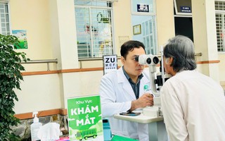 Hình ảnh chăm sóc mắt miễn phí cho người cao tuổi tại một phường ở TPHCM