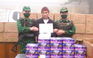 Bắt người nước ngoài vận chuyển hơn 1 tấn pháo hoa