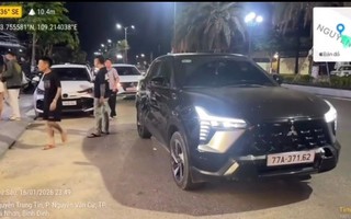 Từ phản ánh của người dân, CSGT Gia Lai xử phạt tài xế dừng ô tô giữa đường