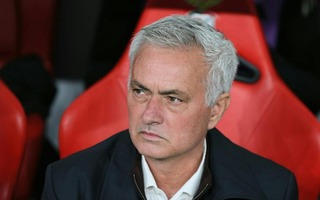 Ghế của “người đặc biệt” Mourinho lung lay dữ dội