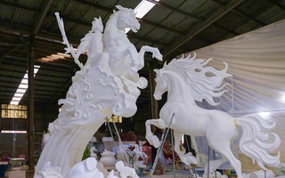 CLIP: Dùng robot chế tác linh vật ngựa độc đáo Tết Nguyên đán Bính Ngọ