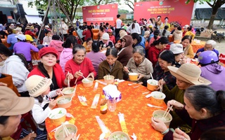 Acecook Việt Nam mang “Phở Yêu Thương” đến người dân vùng rốn lũ Hòa Thịnh