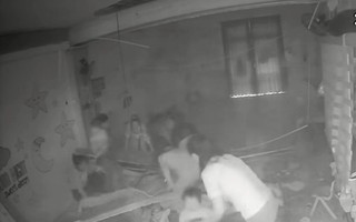 Trần thạch cao đổ sập đè trúng nhiều trẻ mầm non đang ngủ