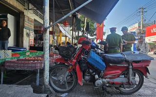 CSGT TPHCM ra quân xử phạt hành vi lấn chiếm vỉa hè, lòng đường ở phường Thuận Giao